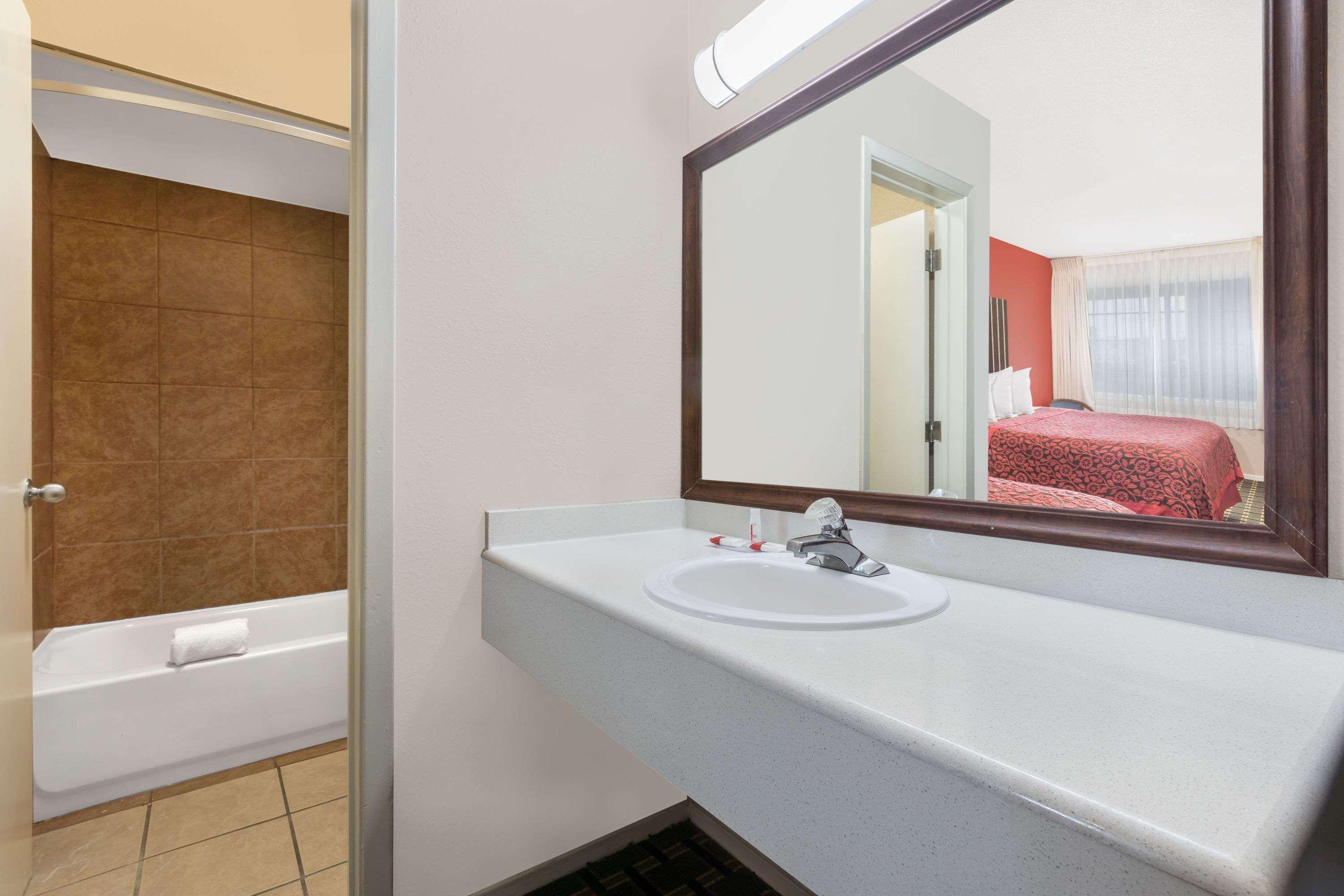 Days Inn By Wyndham College Station University Drive Ngoại thất bức ảnh